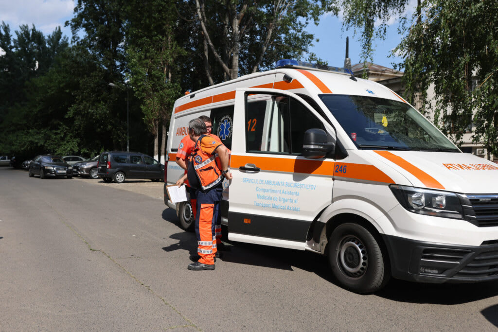 Echipaj de urgență intervenind la centrul medical din Eforie Nord