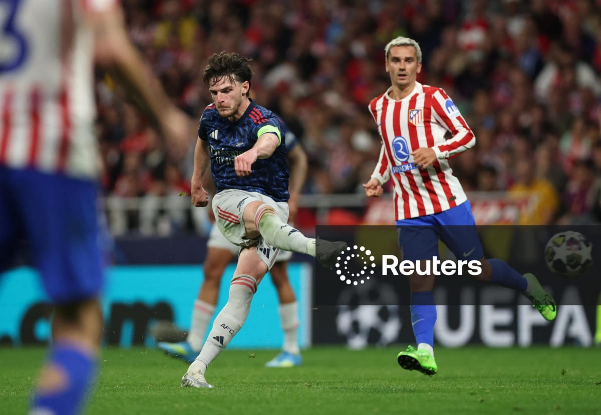 Jucători de fotbal în acțiune pe stadionul Metropolitano din Madrid Jucători de fotbal în acțiune pe stadionul Metropolitano din Madrid