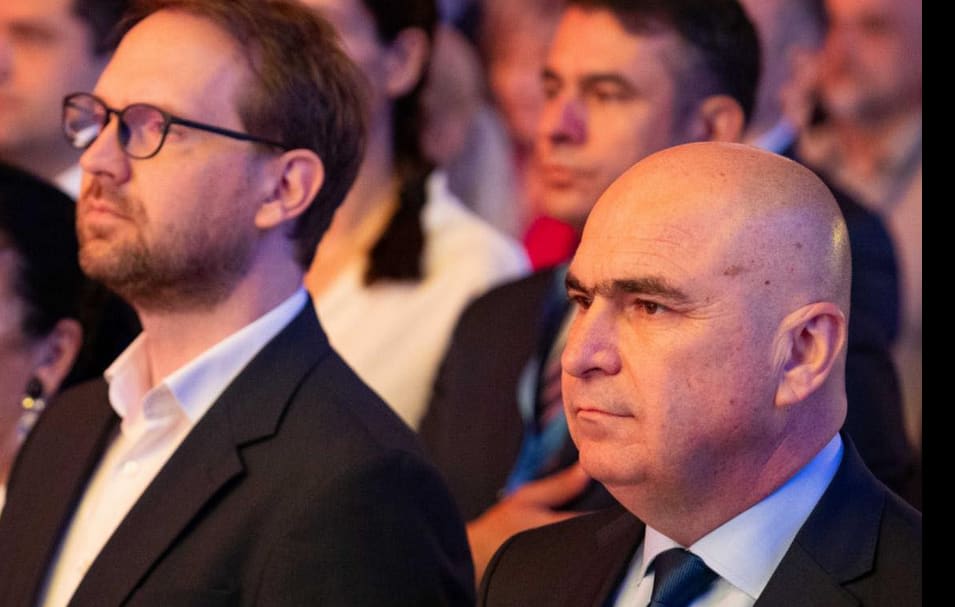Lideri politici în dezbatere parlamentară Lideri politici în dezbatere parlamentară