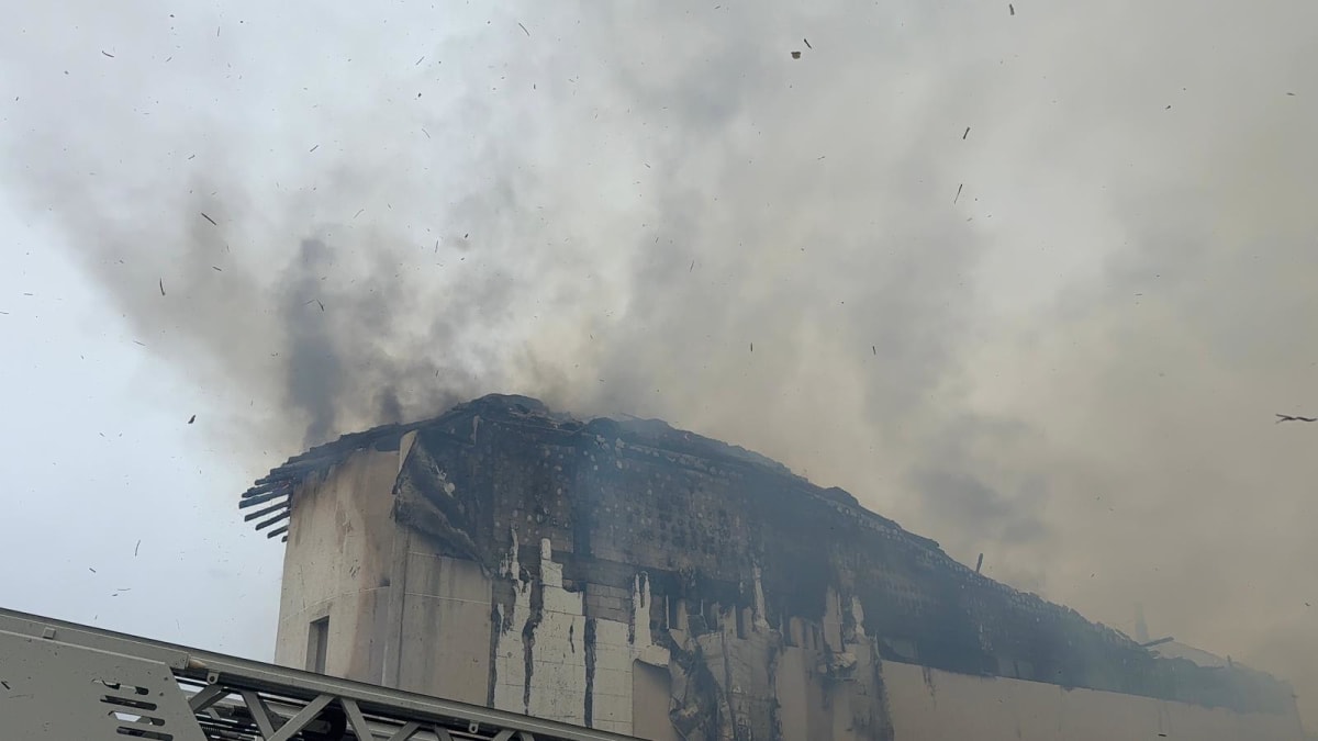 Pompieri în acţiune stingând incendiu la pensiuni în Murighiol