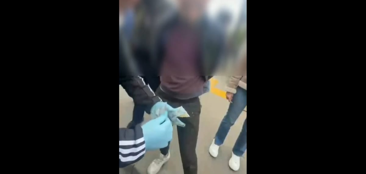 Polițiști în acțiune în Galați în timpul unei descinderi anti-droguri