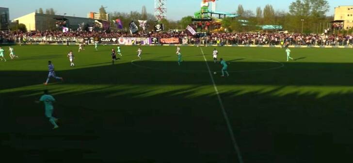 Fotbal în teren cu jucători din Politehnica Timișoara și Sănătatea Cluj în acțiune Fotbal în teren cu jucători din Politehnica Timișoara și Sănătatea Cluj în acțiune