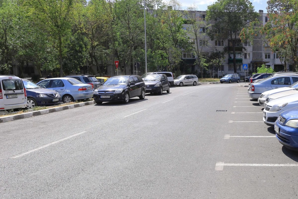 Șoferi gălățeni verificând listele de respingeri pentru parcări