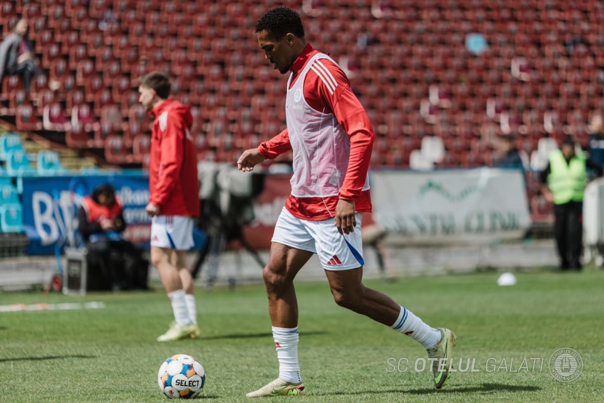 Jucători de fotbal în acțiune pe terenul din Galați