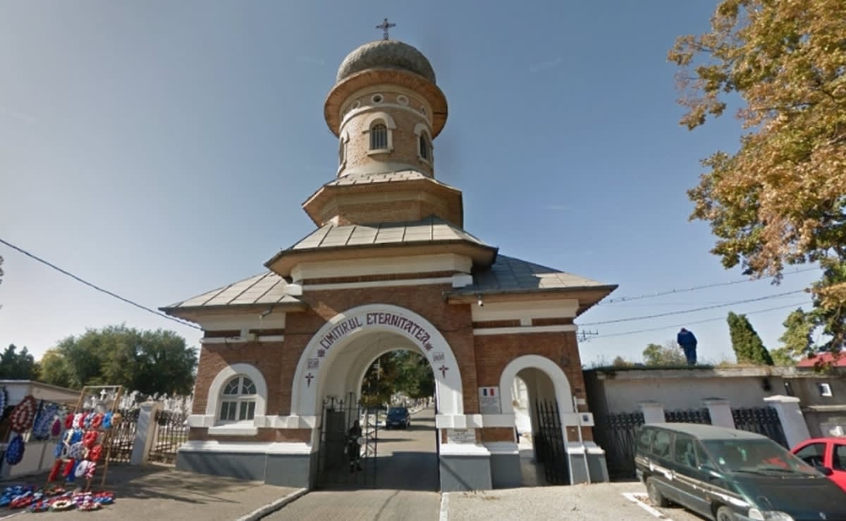 Loc de veci în cimitirul Eternitatea Galați, morminte vechi și cruci