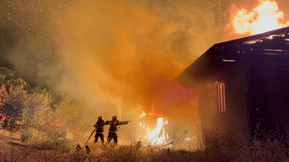 Pompieri români stingând un incendiu la o locuință din Galați
