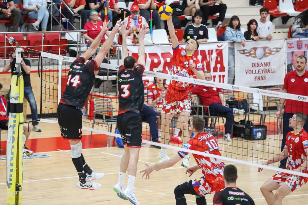 Jucători de volei în acțiune pe terenul din sala sporturilor Dunărea Galați Jucători de volei în acțiune pe terenul din sala sporturilor Dunărea Galați