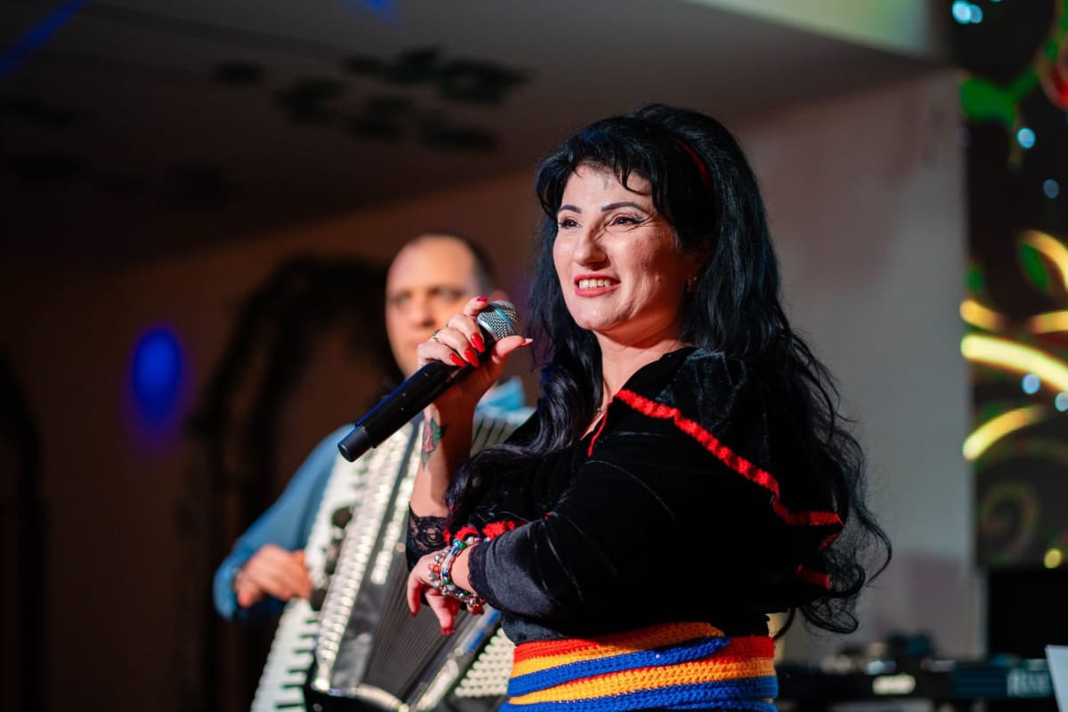 Ansamblul folcloric și Doinița Fluturu în spectacol tradițional la Gârboavele