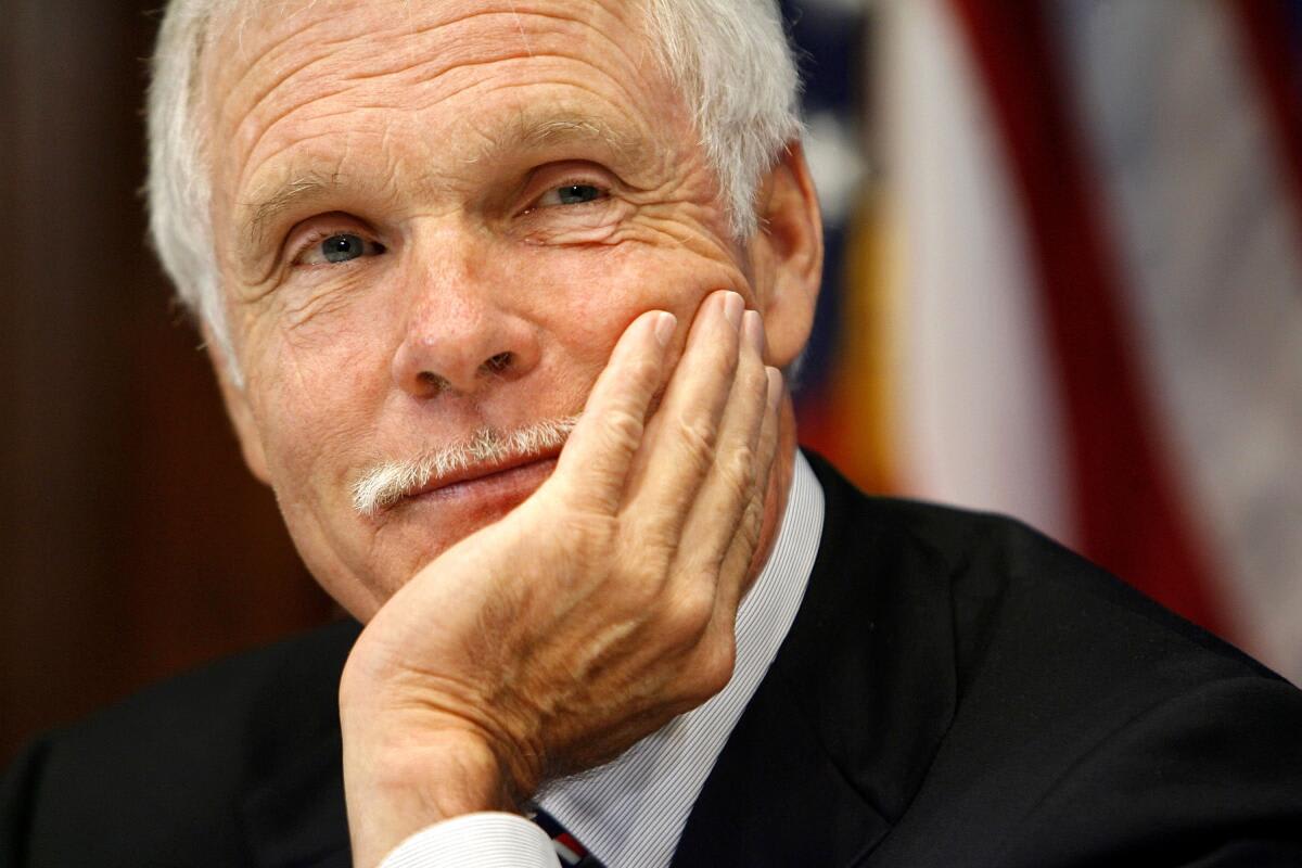 Ted Turner în timpul unei conferințe media, în fața camerei
