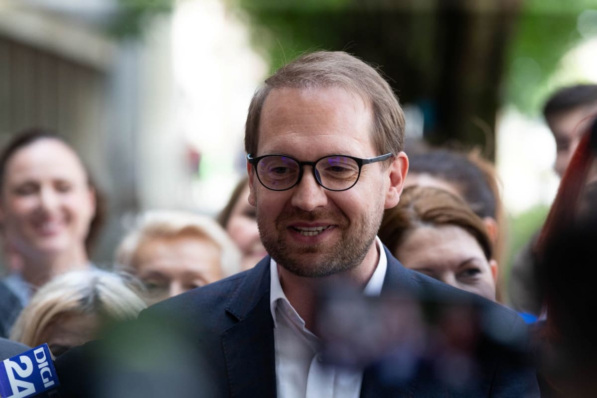 Dominic Fritz în cadrul unei conferințe de presă