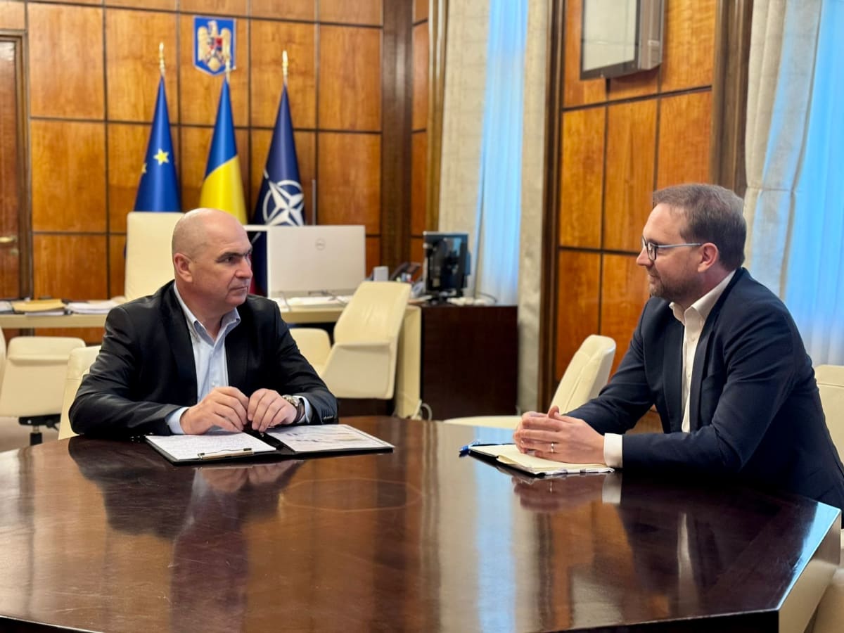 Politicieni români semnând un angajament comun pentru România Politicieni români semnând un angajament comun pentru România