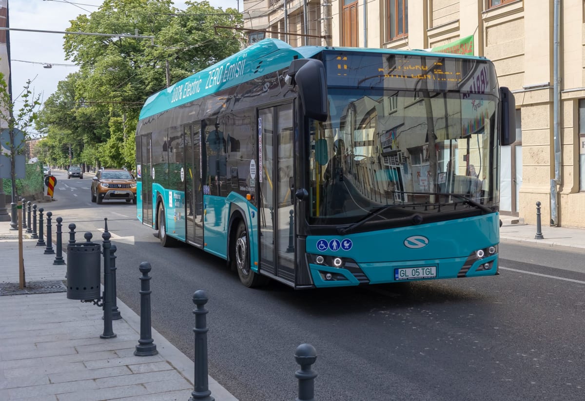 Autobuz Transurb Galați în stație, călători așteptând Autobuz Transurb Galați în stație, călători așteptând