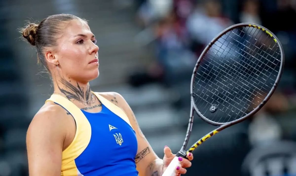 Jucătoare de tenis în acțiune pe teren