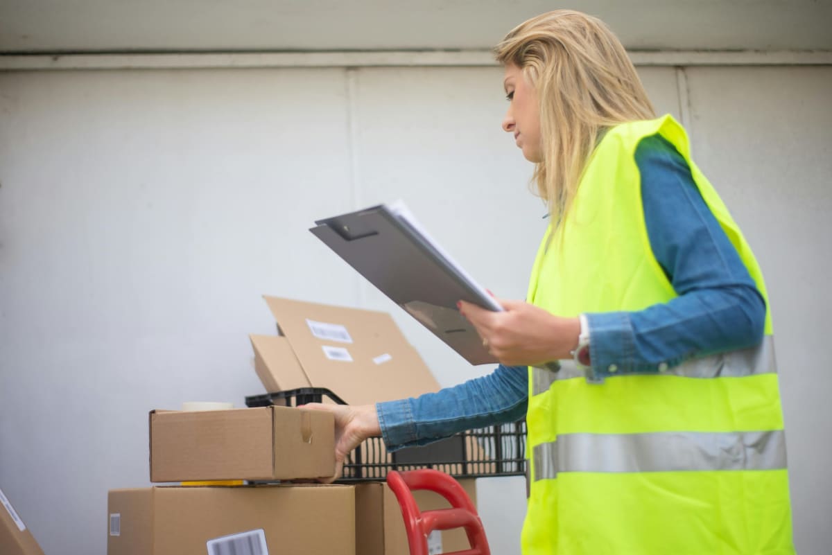 Inspector ITM Galați verificând echipamente industriale