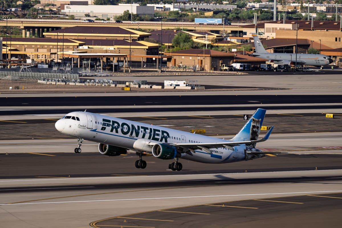Avion Airbus A321 cu flăcări la motor pe pista Aeroportului Denver Avion Airbus A321 cu flăcări la motor pe pista Aeroportului Denver