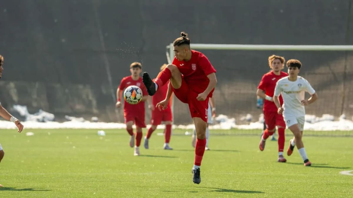 Tânăr portar român în acțiune pe terenul de fotbal Tânăr portar român în acțiune pe terenul de fotbal