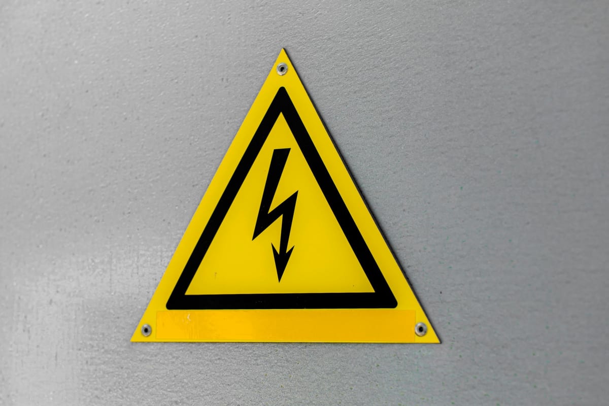 Echipa de electricieni în timpul lucrărilor de modernizare a rețelei electrice