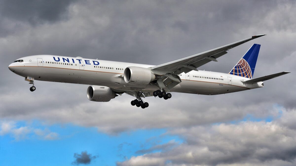 Avion United Airlines decolând de pe aeroportul Newark