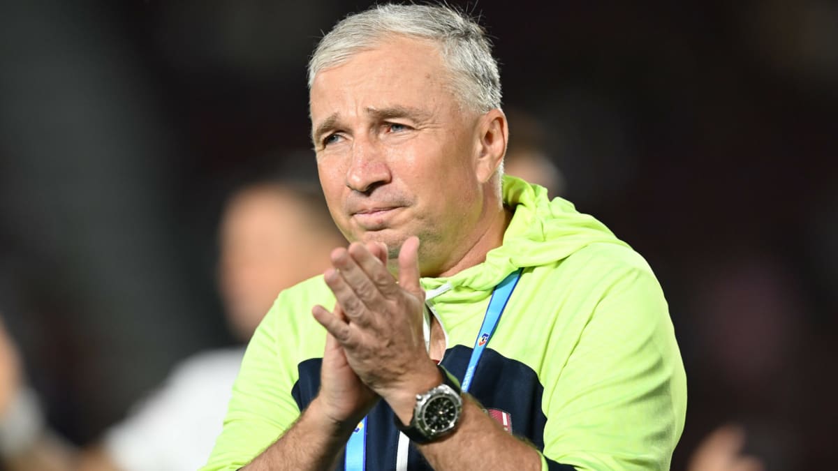 Dan Petrescu pe banca tehnică în timpul unui meci din Superliga