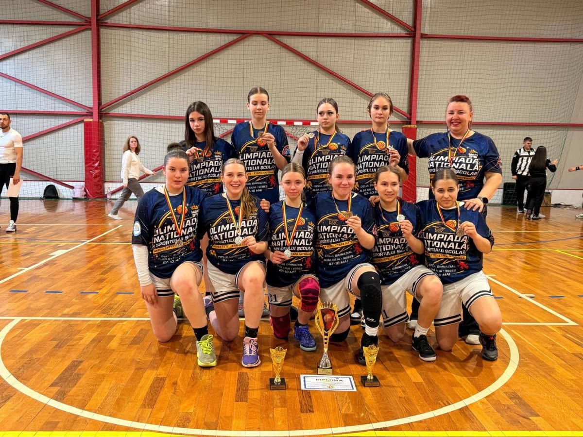 Echipa de baschet feminin de la LPS Galați în timpul meciului final Echipa de baschet feminin de la LPS Galați în timpul meciului final