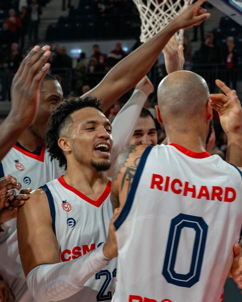 Jucători de baschet în acțiune pe terenul din Oradea Arena Jucători de baschet în acțiune pe terenul din Oradea Arena