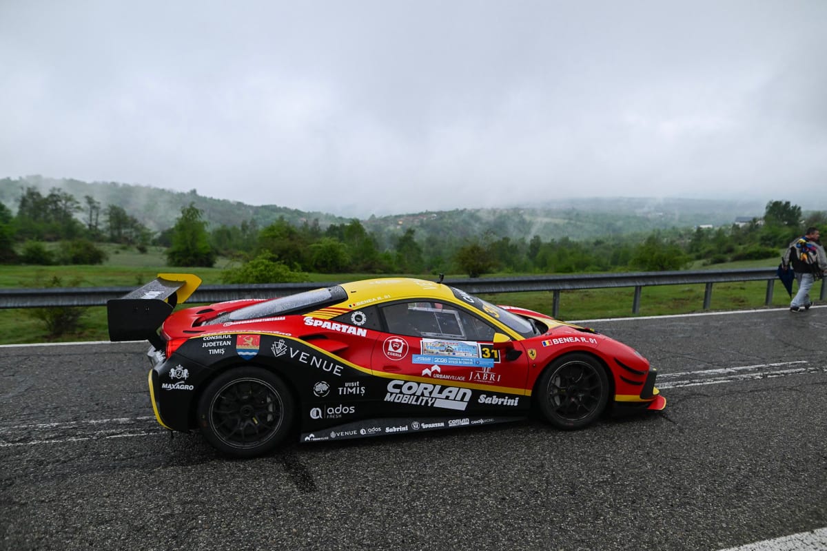 Andreas Benea la volanul unui Renault Clio Cup Andreas Benea la volanul unui Renault Clio Cup