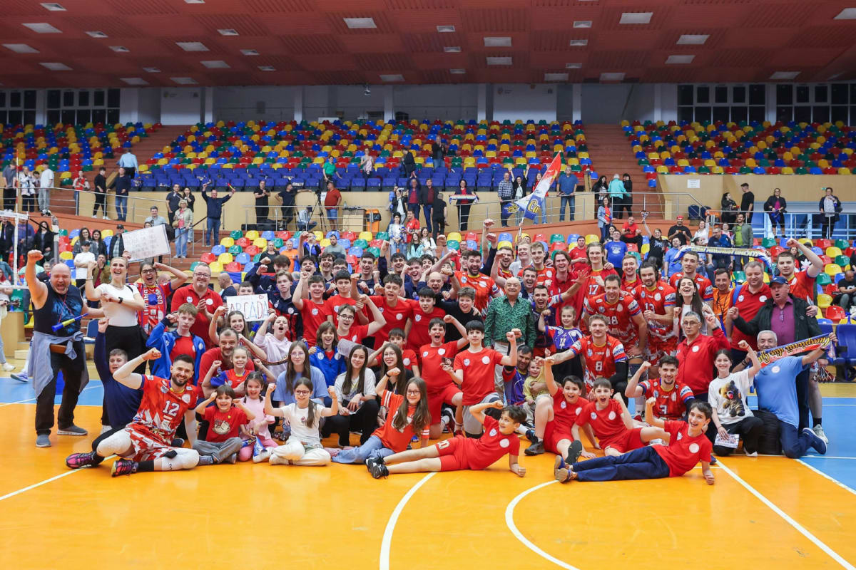 Jucători de volei în acțiune în timpul finalei la sala Dunărea Galați Jucători de volei în acțiune în timpul finalei la sala Dunărea Galați