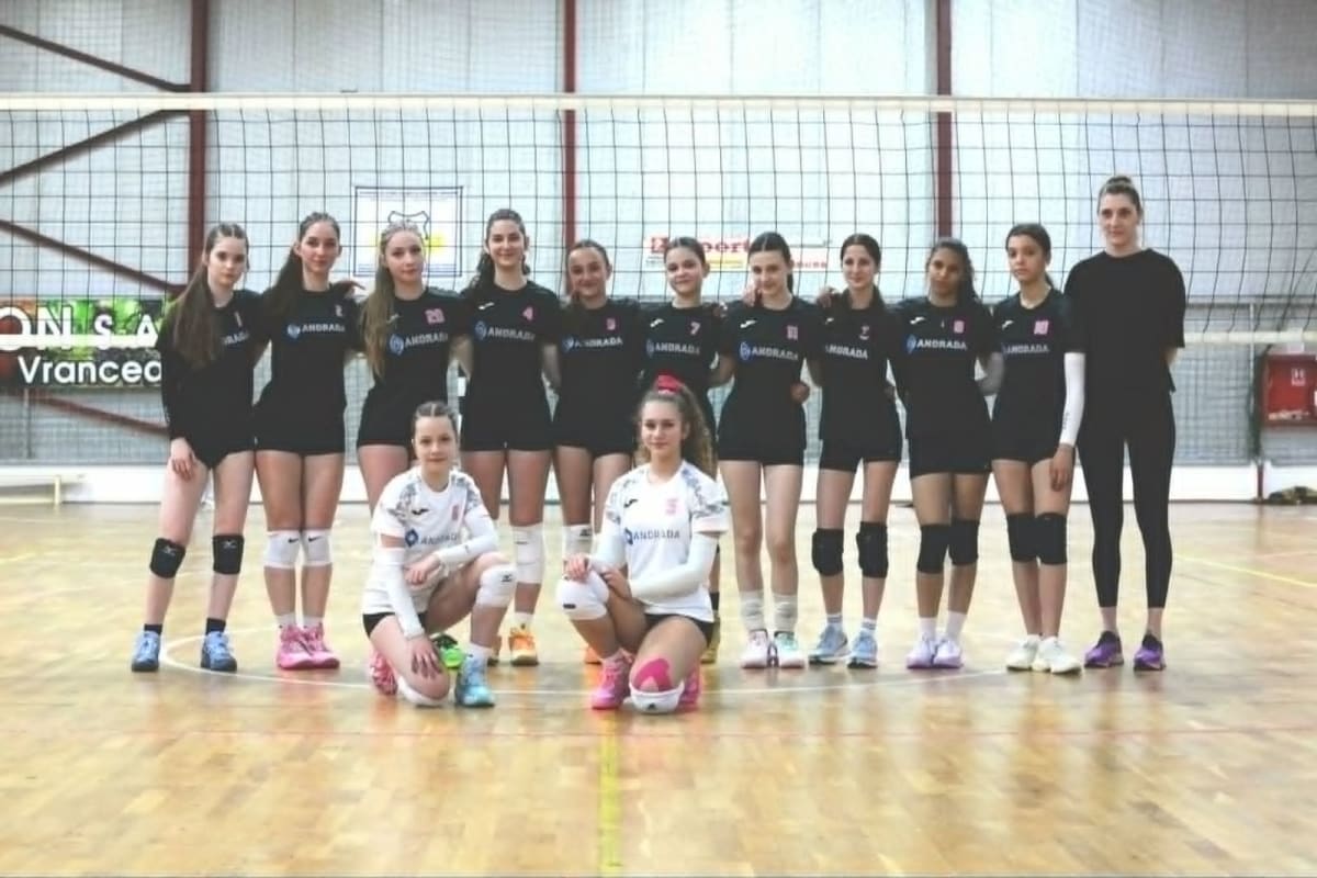 Jucătoare de volei din Galați în acțiune pe teren