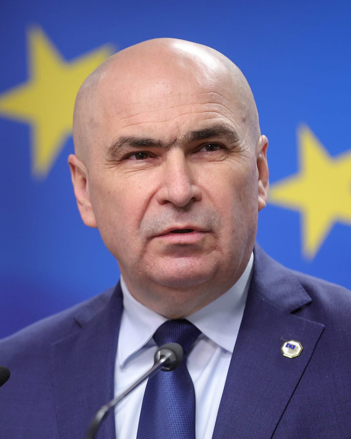 Premierul Ilie Bolojan felicitând sportivii români
