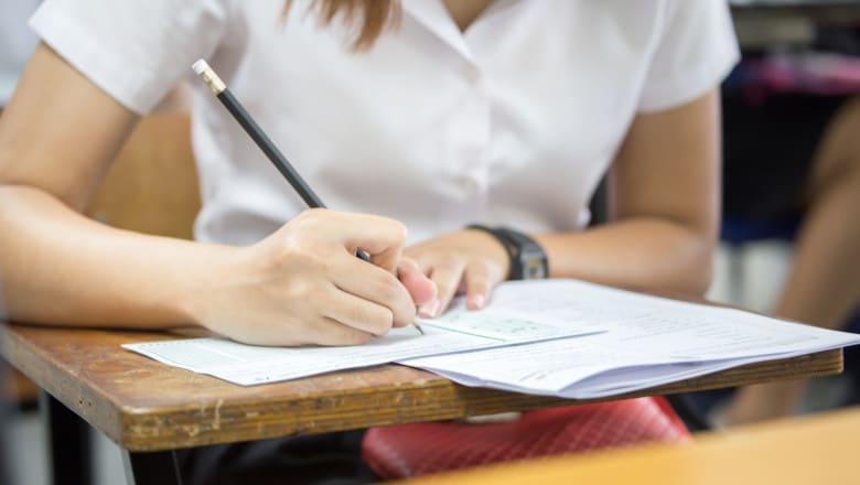 Elevi susținând probele de Bacalaureat 2026 în sala de examen Elevi susținând probele de Bacalaureat 2026 în sala de examen