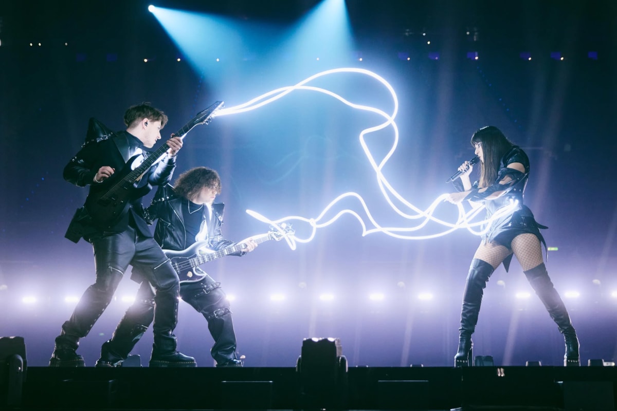 Alexandra Căpitănescu cântând pe scena Eurovision la Viena