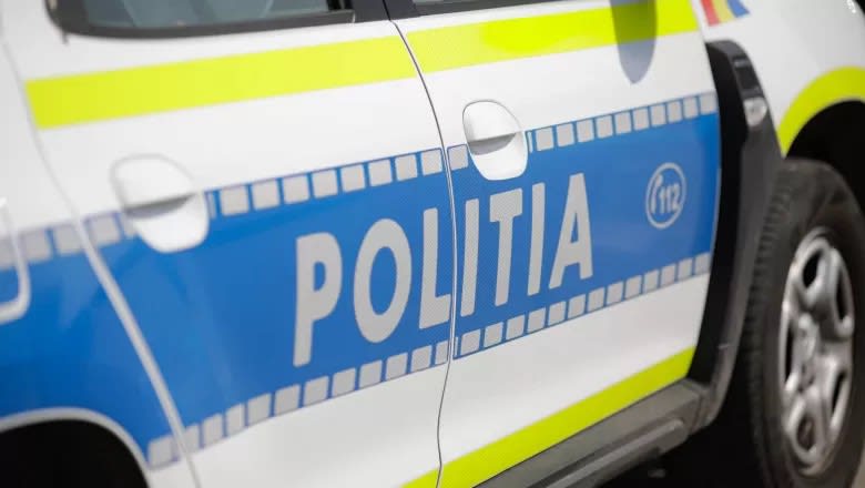 Bebeluș de 10 luni în pat, în cameră, cu pătuț și jucării