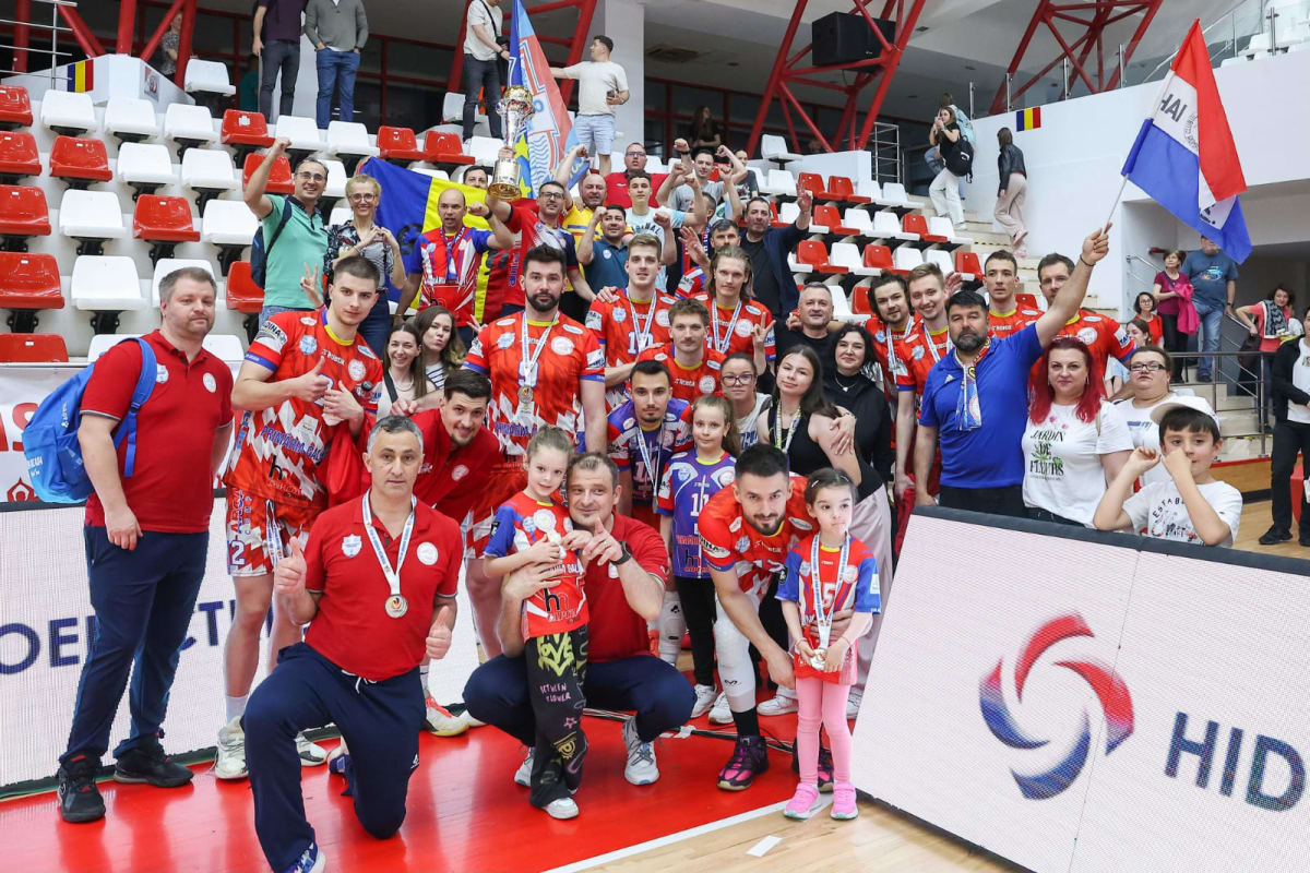 Jucători de volei în acțiune în timpul finalei naționale Jucători de volei în acțiune în timpul finalei naționale