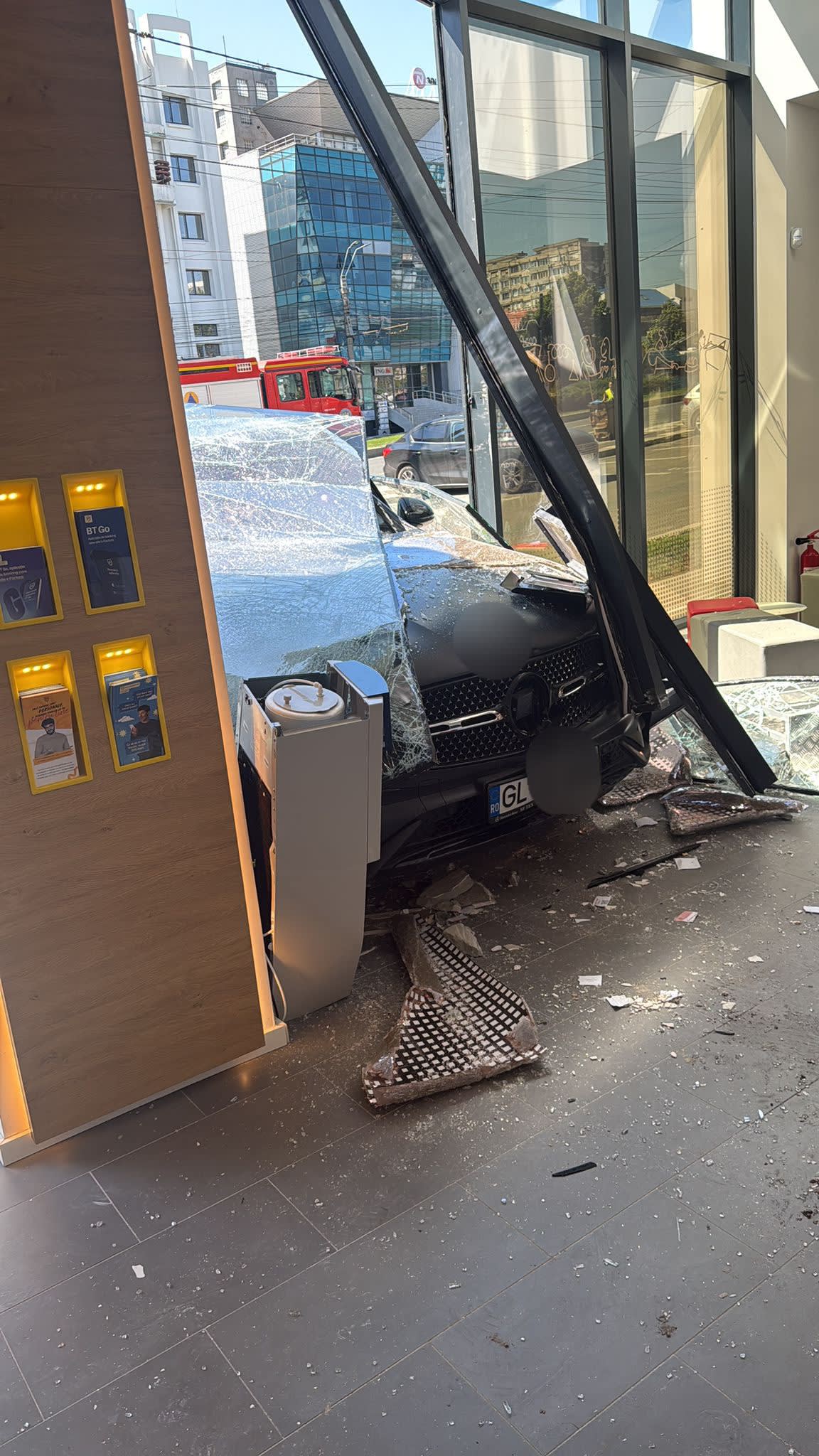 Mașină avariată intrând în bancomat în Galați