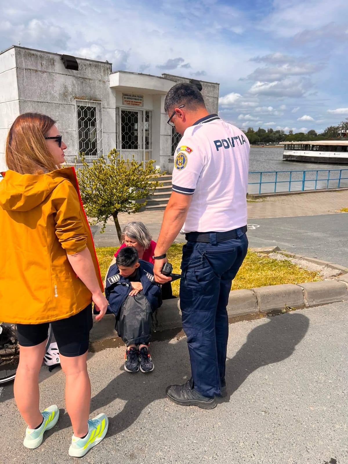Polițist din Tulcea acordând primul ajutor unui copil cu hipotermie