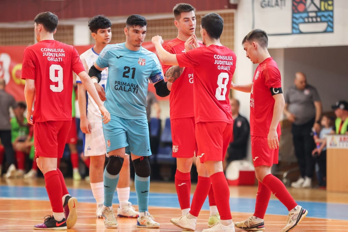 Jucători de futsal în acțiune pe terenul din Galați Jucători de futsal în acțiune pe terenul din Galați