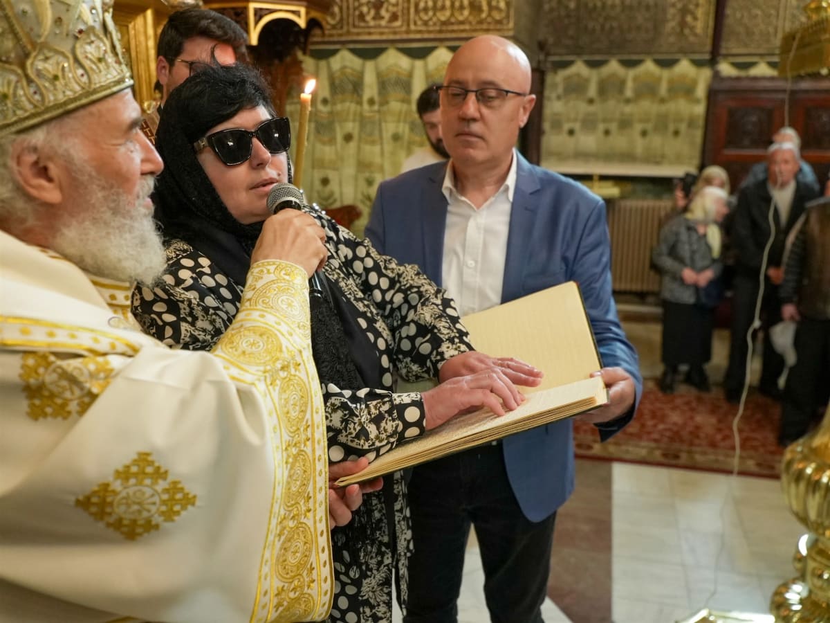 Persoană nevăzătoare primind Biblie în Braille la Galați Persoană nevăzătoare primind Biblie în Braille la Galați