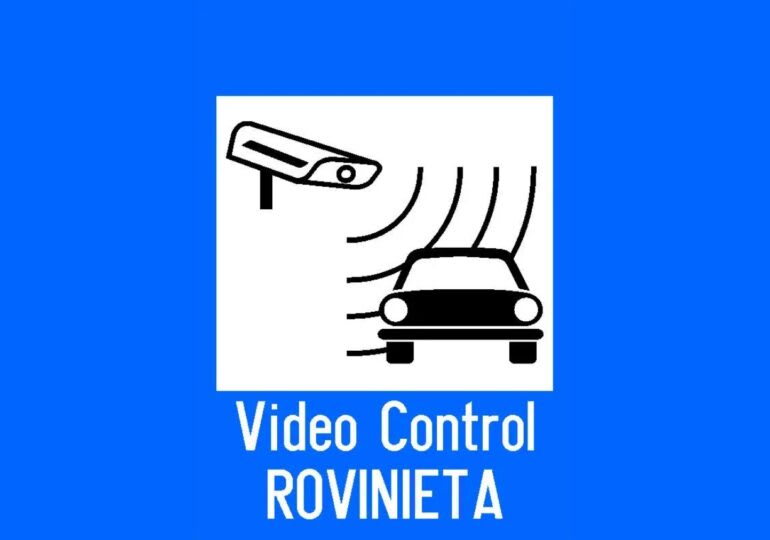 Vehicule electrice și poluante pe strada din Galați