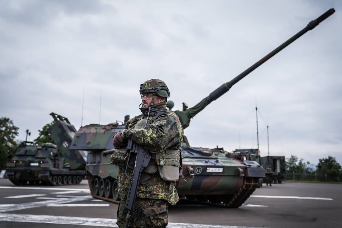 soldat Bundeswehr cu obuzier autopropulsat în timpul unui exercițiu militar