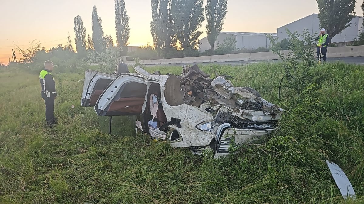 Mașină răsturnată pe șosea