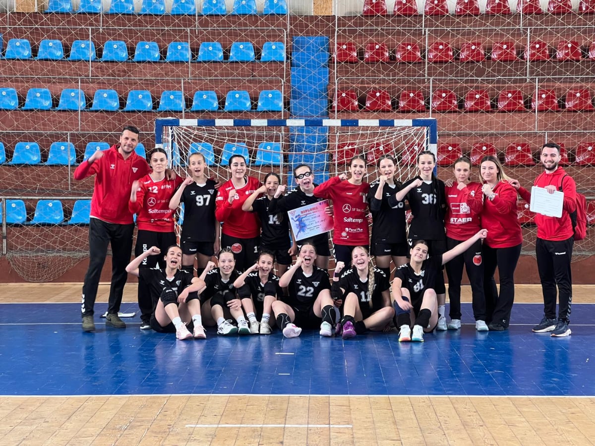 Jucătoare de handbal junioare 3 în acțiune pe teren