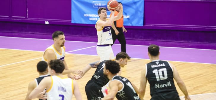 Sala Constantin Jude plină cu suporteri la meciul de baschet Sala Constantin Jude plină cu suporteri la meciul de baschet