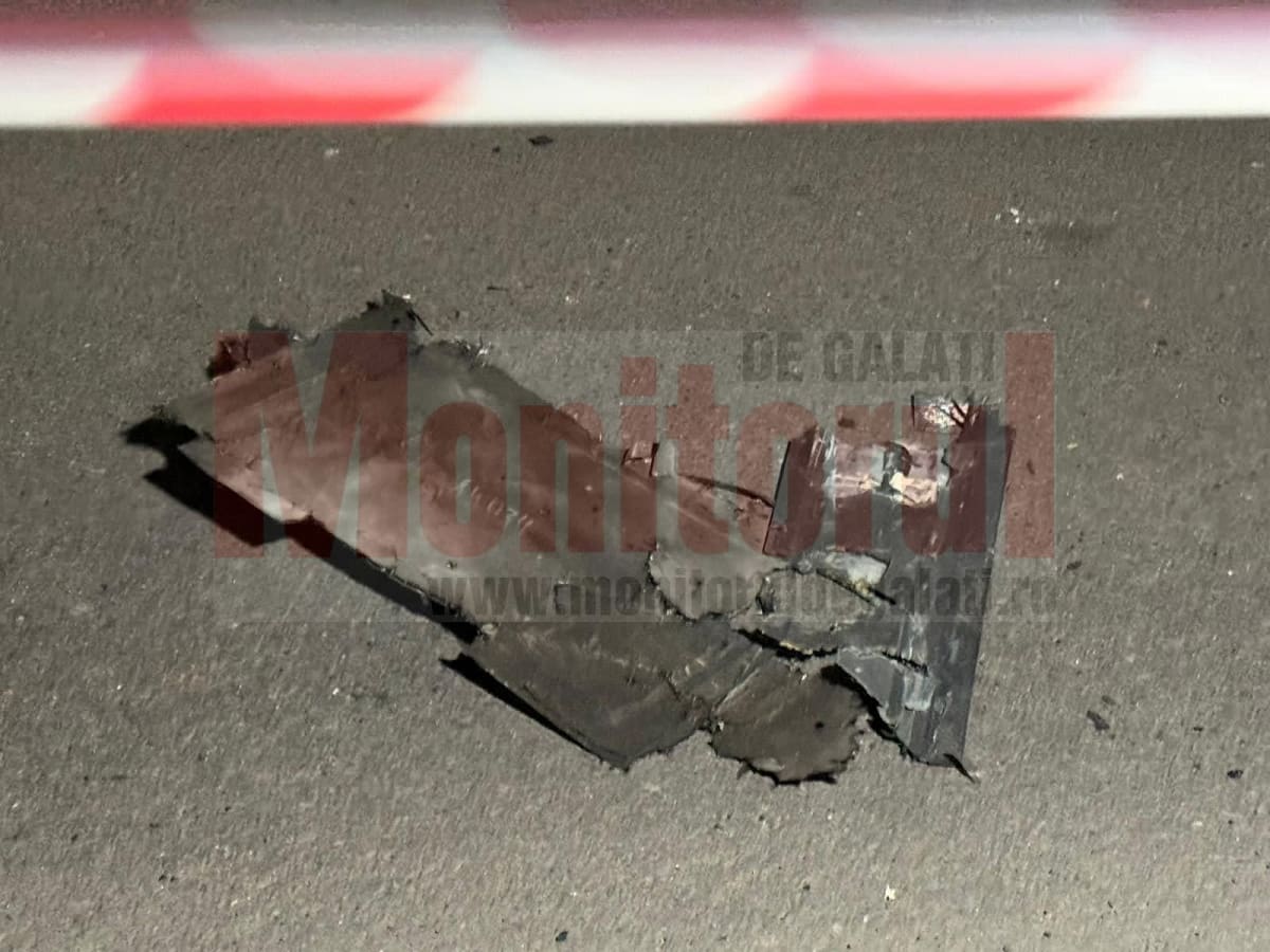 Resturi drone militară prăbuşită pe acoperișul unui bloc din Galați Resturi drone militară prăbuşită pe acoperișul unui bloc din Galați