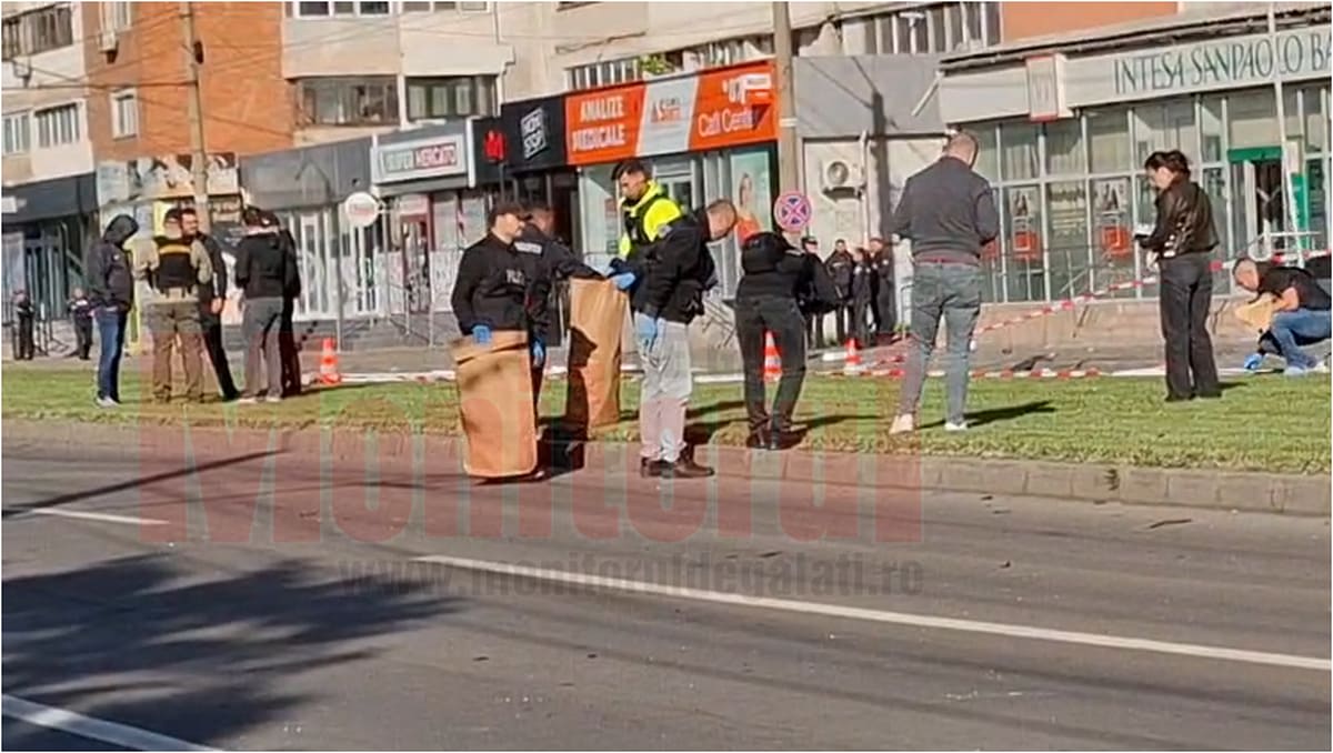 Impactul dronei asupra acoperișului unui bloc din Galați, fum și echipaje de intervenție