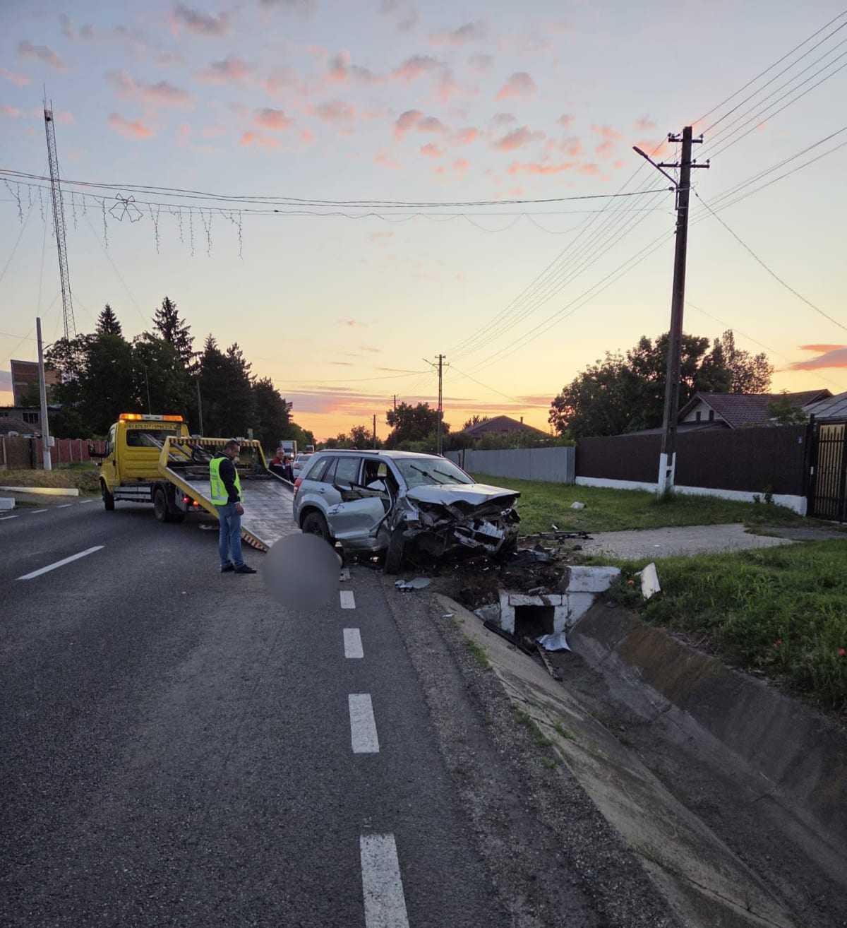 Mașină avariată după impactul cu capul de pod pe DN 24 în Galați Mașină avariată după impactul cu capul de pod pe DN 24 în Galați