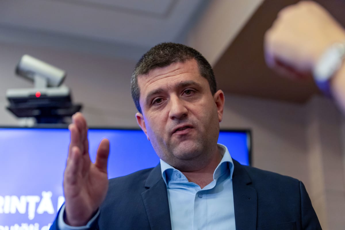 Ministrul Apărării, Radu Miruță, în studio TV în timpul declarațiilor despre incidentele cu drone