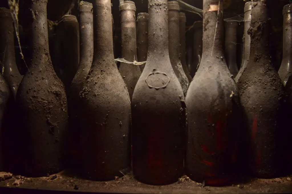 Sticle de vin rare din colecția lui Stalin în pivniță veche Sticle de vin rare din colecția lui Stalin în pivniță veche