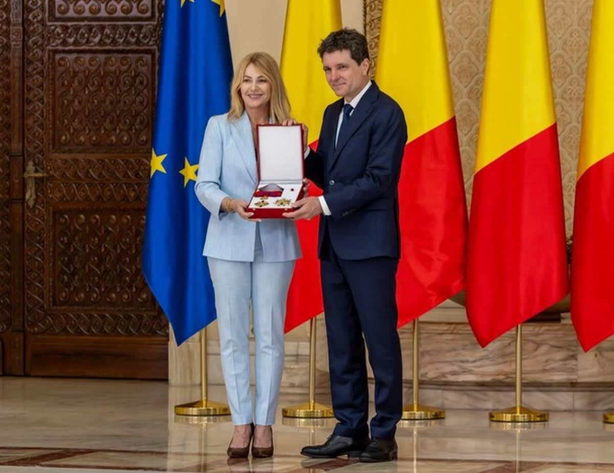 Nadia Comăneci primind decorarea la Palatul Cotroceni