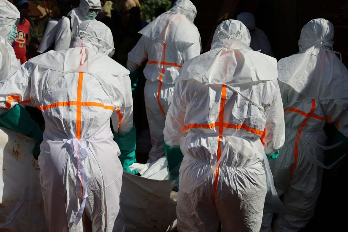Medici în echipament de protecție în RD Congo