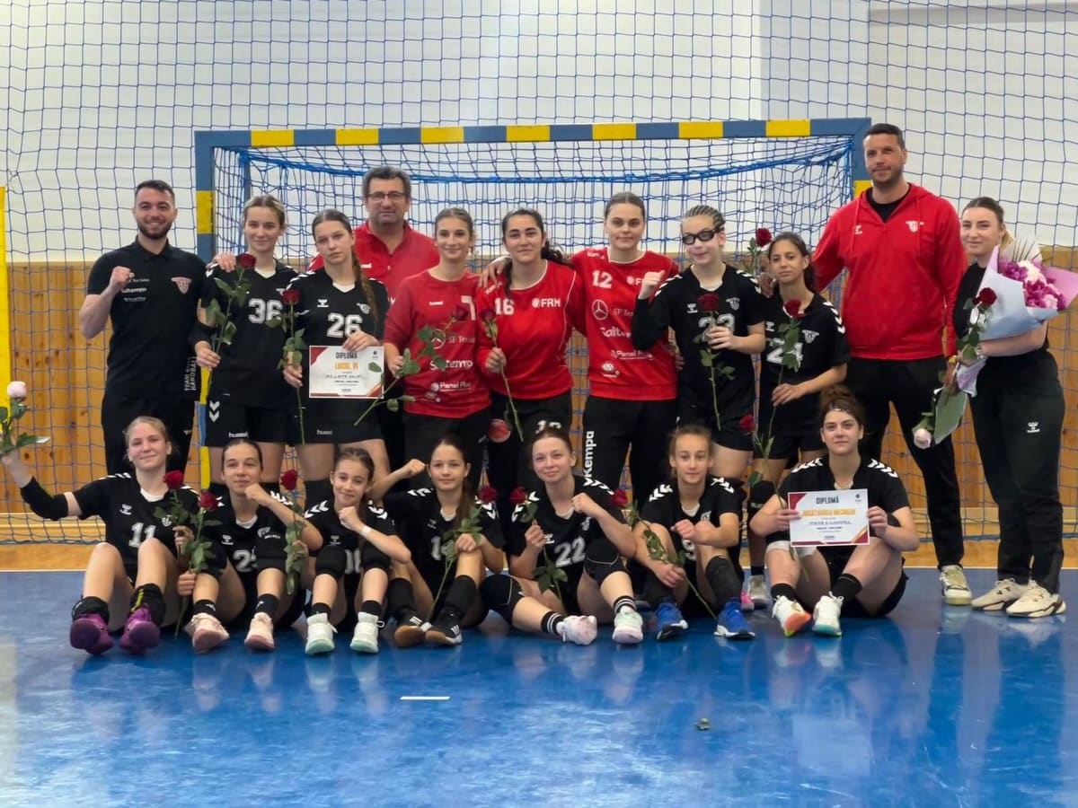 Jucătoare de handbal Galați în acțiune pe teren Jucătoare de handbal Galați în acțiune pe teren